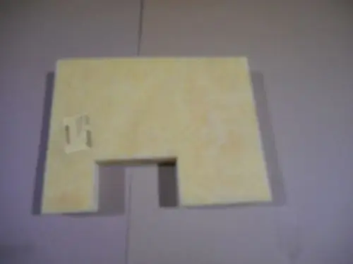 Isolierplatte in rechteckiger Form auf grauem Untergrund, eventuell Teil einer Heizungsanlage. Produkt von Remeha.